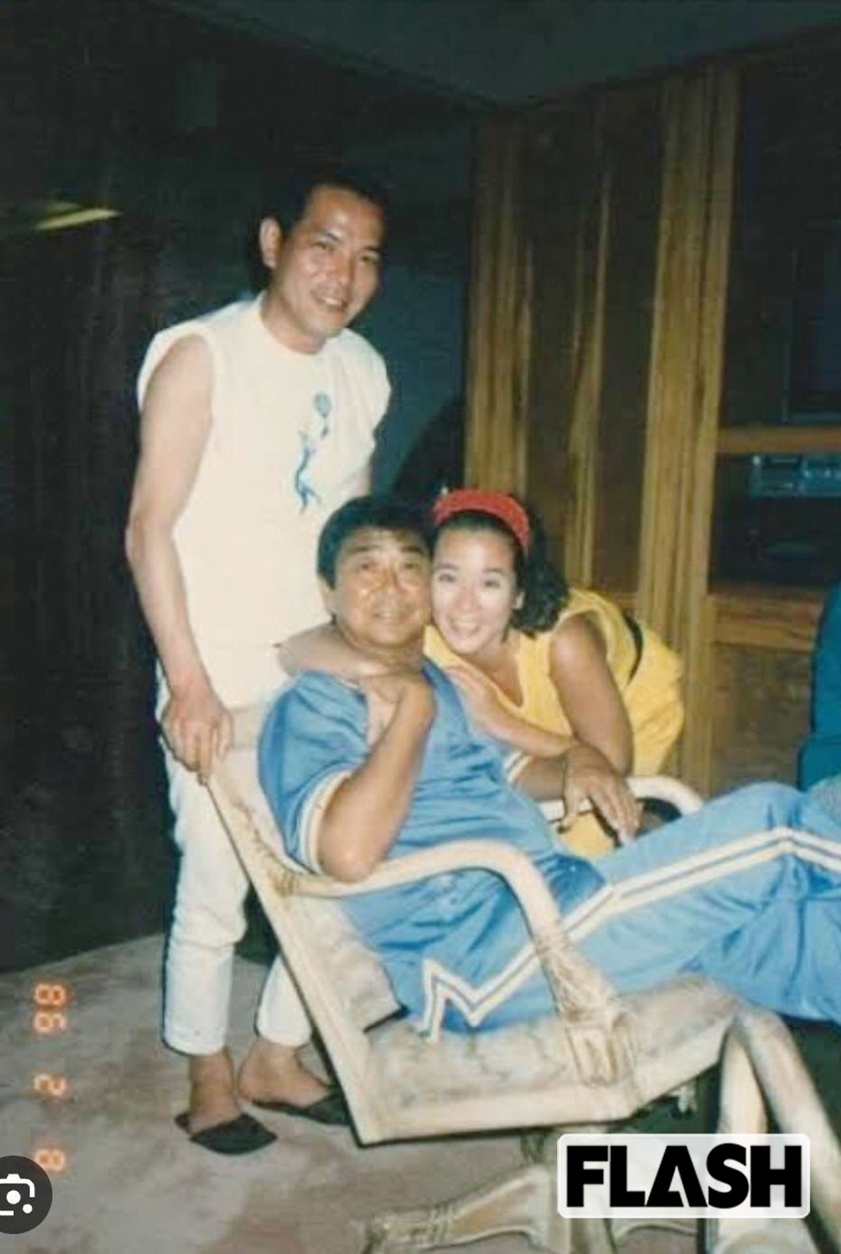 1986年、ハワイのロケ後、石原裕次郎さんの別荘での打ち上げで笑顔を見せる長谷直美。左は地井武男さん