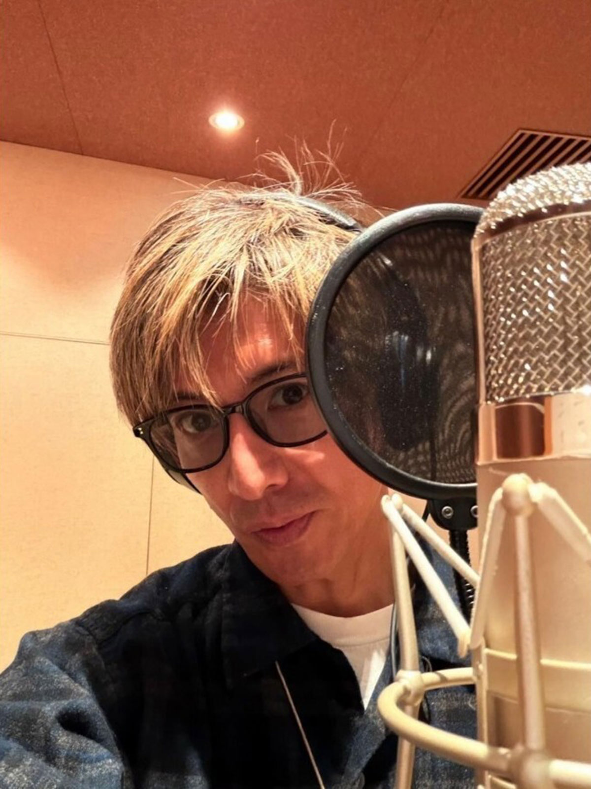 木村拓哉が投稿したレコーディング終了の報告。ほっそりとしたフェイスラインにファンから心配の声があがっている（写真・本人Instagramより）