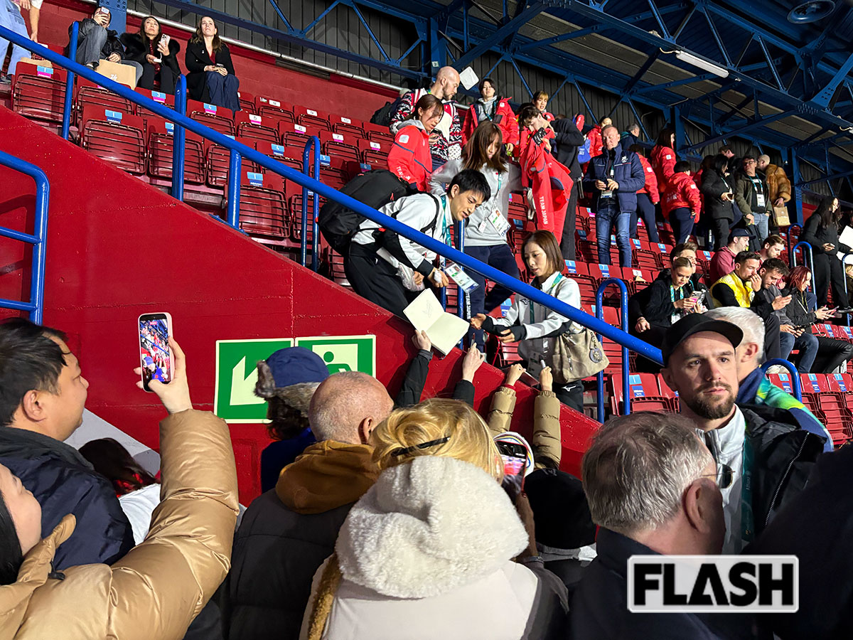 2026年2月17日、フィギュアスケート女子シングルショートプログラムの全演技が終了後、ファン対応をするりくりゅうペア