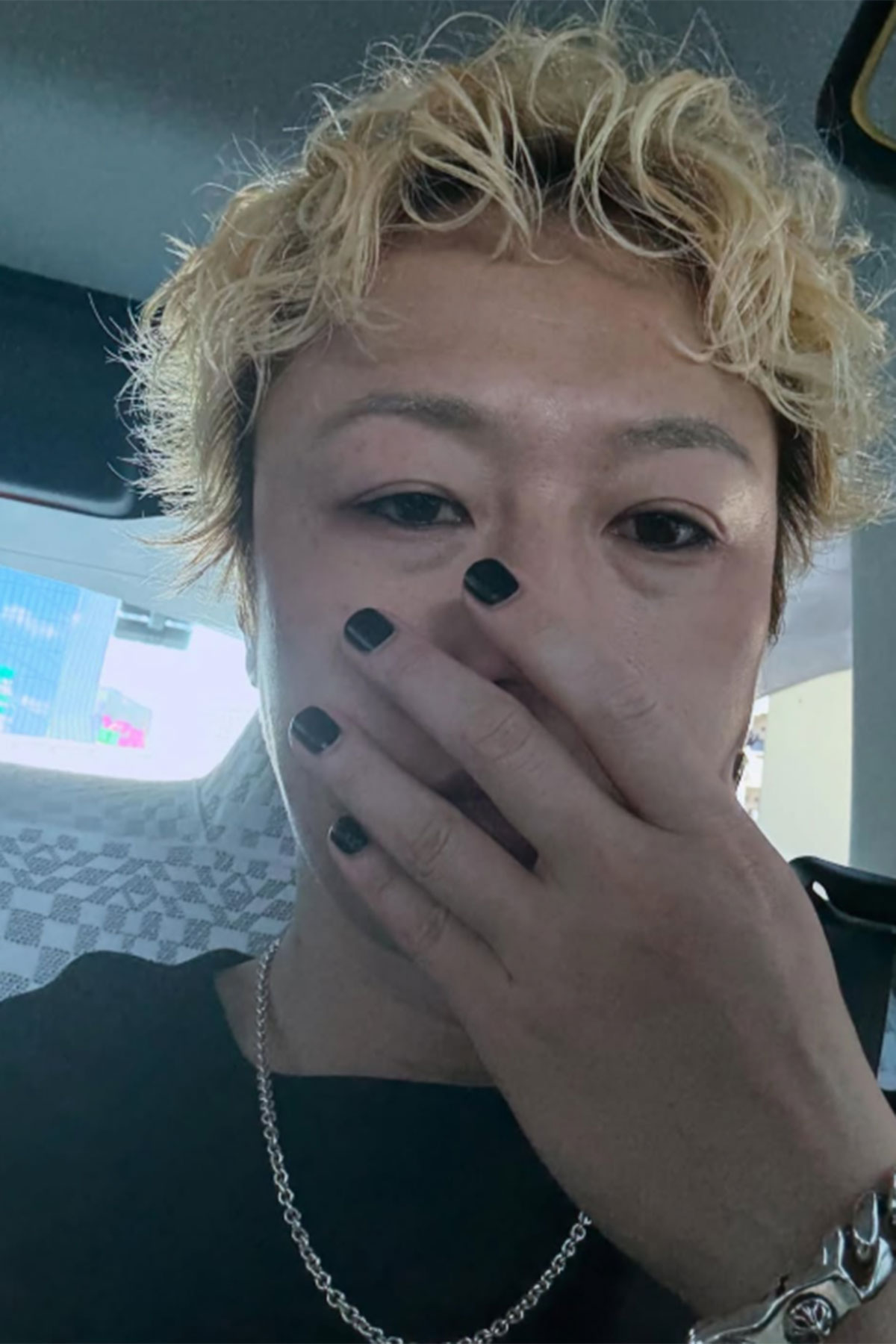 見取り図・リリーのInstagramより。この投稿自体は2025年9月のものだが、金髪、黒ネイル、黒Tシャツ、ネックレスまでまったく同じ服装で、2026年2月放送の『水曜日のダウンタウン』（TBS系）に出演した