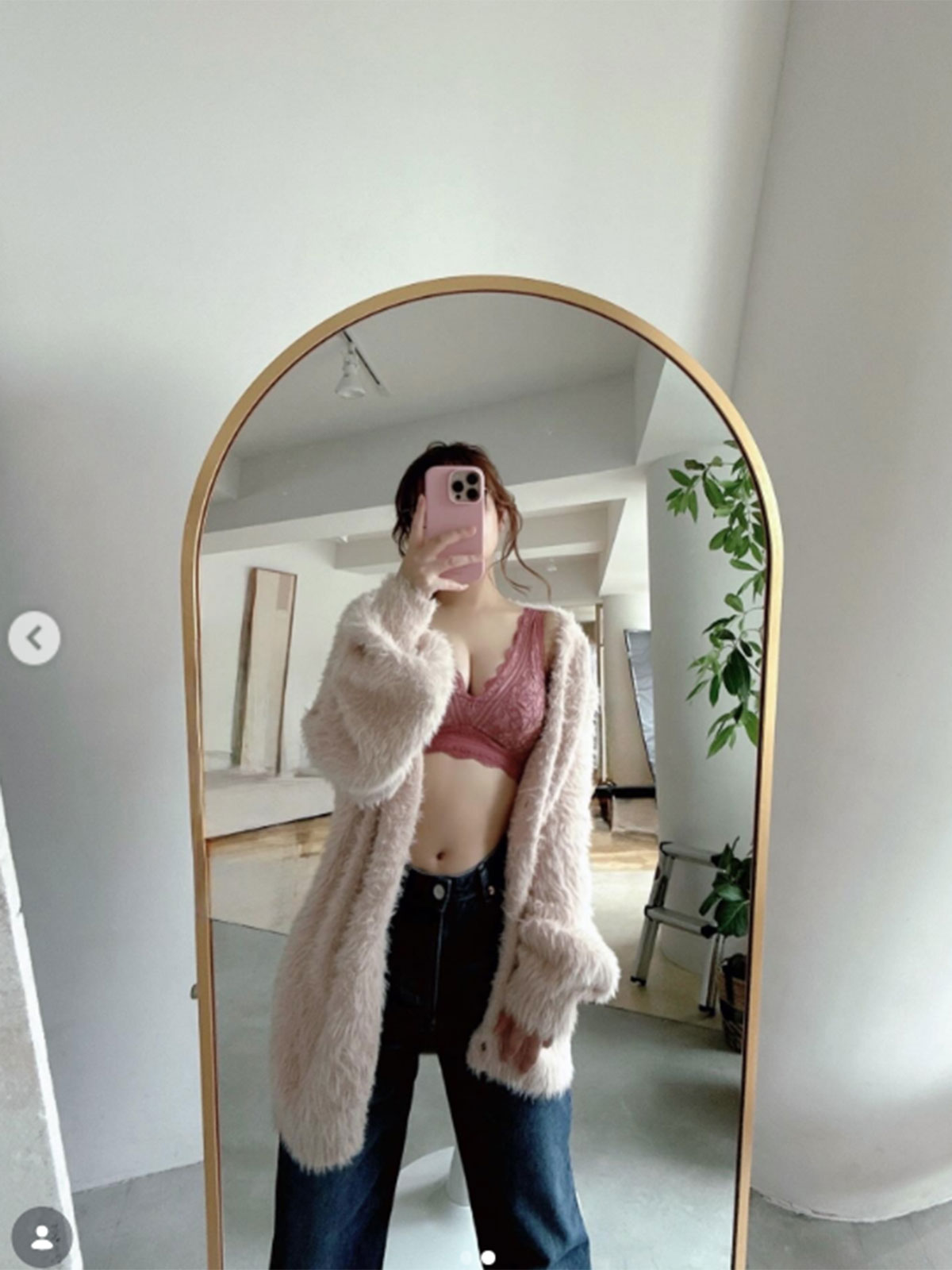 鈴木奈々のInstagramより。「我ながら谷間が凄いです！」と、自身がアンバサダーを務める下着ブランドのアイテムを着用した写真を公開した