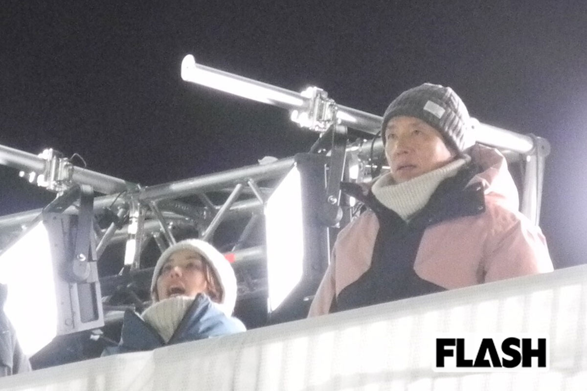 2026年2月16日、スキージャンプ男子団体スーパーチームの応援をしていたヒロド歩美アナ（左）と松岡修造