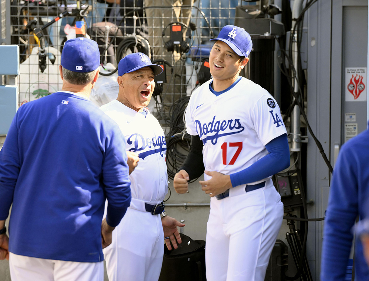 「大谷翔平は投げない」WBC日本代表 “連覇最大の敵” はドジャース・ロバーツ監督…二刀流 “待った” の裏に「アメリカ代表監督」の野望