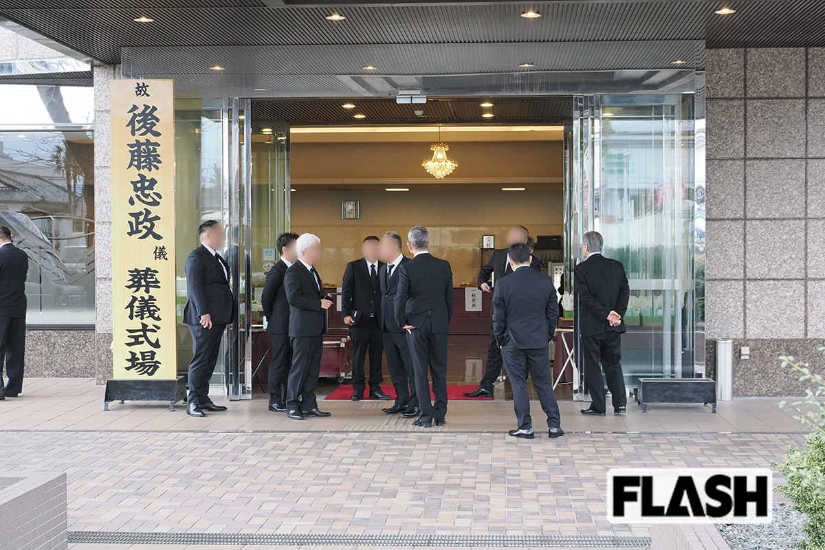 葬儀場の様子。200人を超える関係者が参列した（写真・梅基展央）