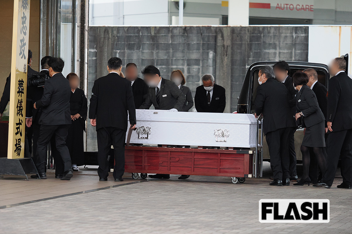 多くの関係者に見守られながら、棺が運び込まれた（写真・梅基展央）