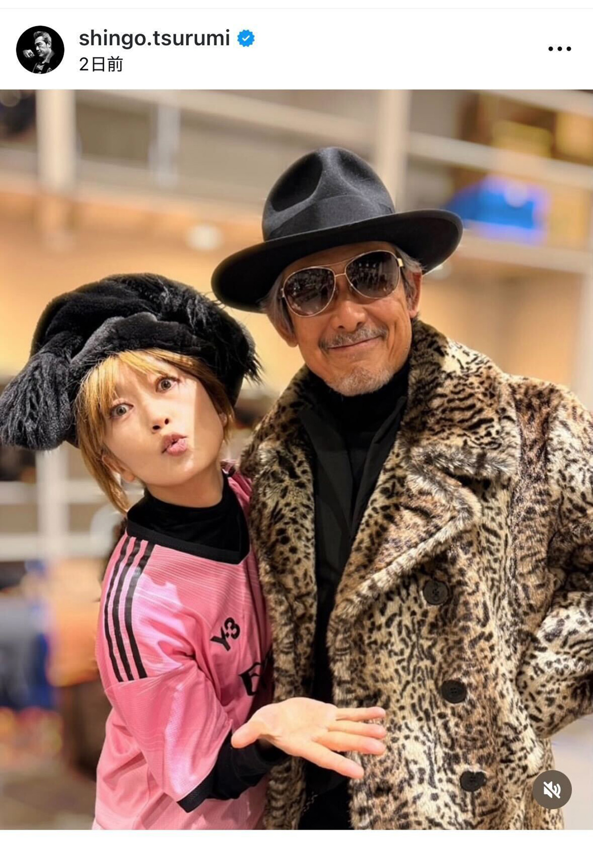 ヒョウ柄コートにサングラスの “ド派手服”（鶴見辰吾のInstagramより）