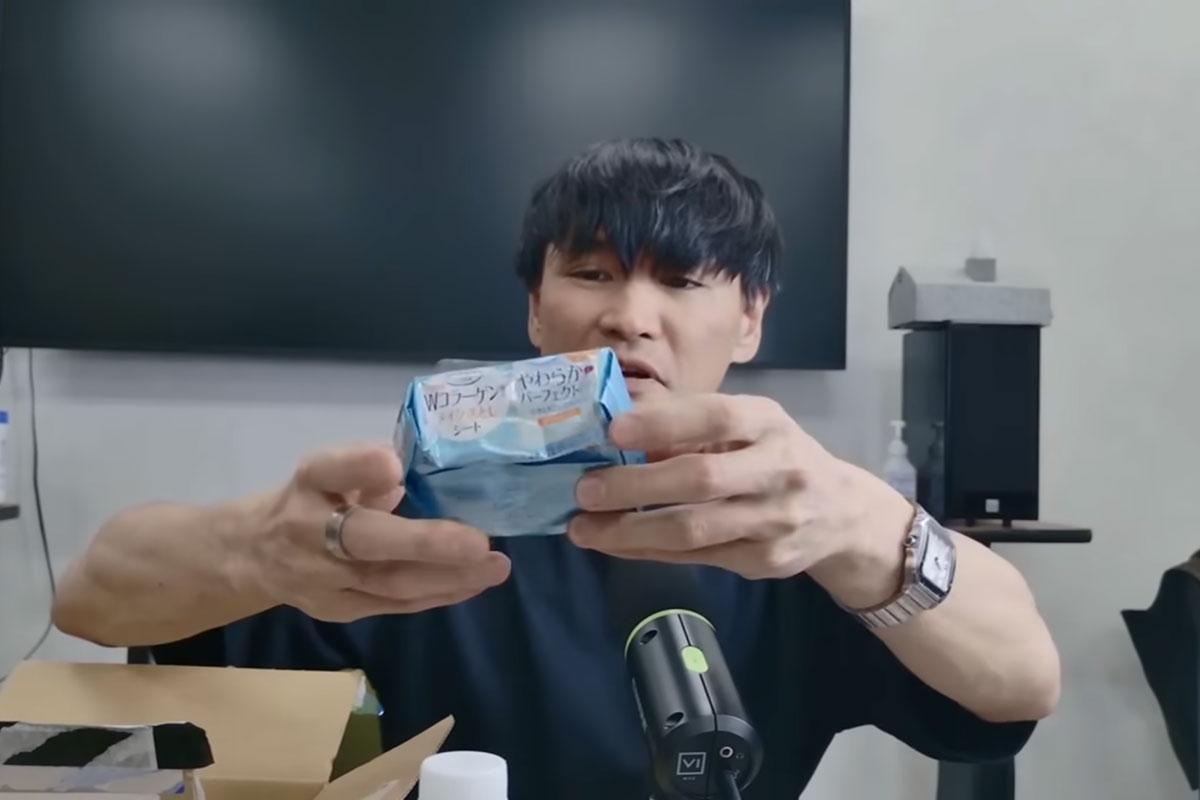 開封済みのメイク落としをプレゼントされ、困惑の表情を浮かべるサカナクション・山口一郎（山口一郎のYouTubeより）