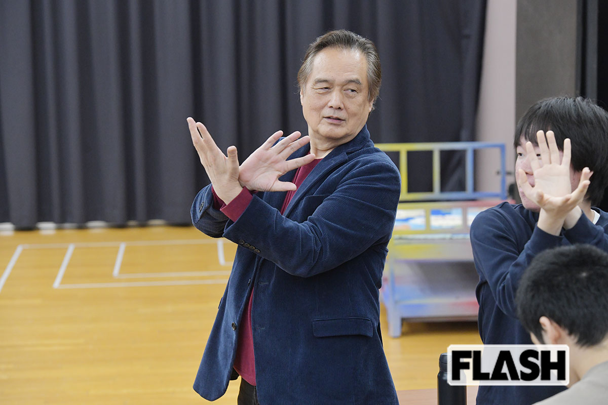 振付を練習する学生たちに、加納竜は「ほら、もっと指先で表現することを意識してごらん！」と指導（写真・馬詰雅浩）