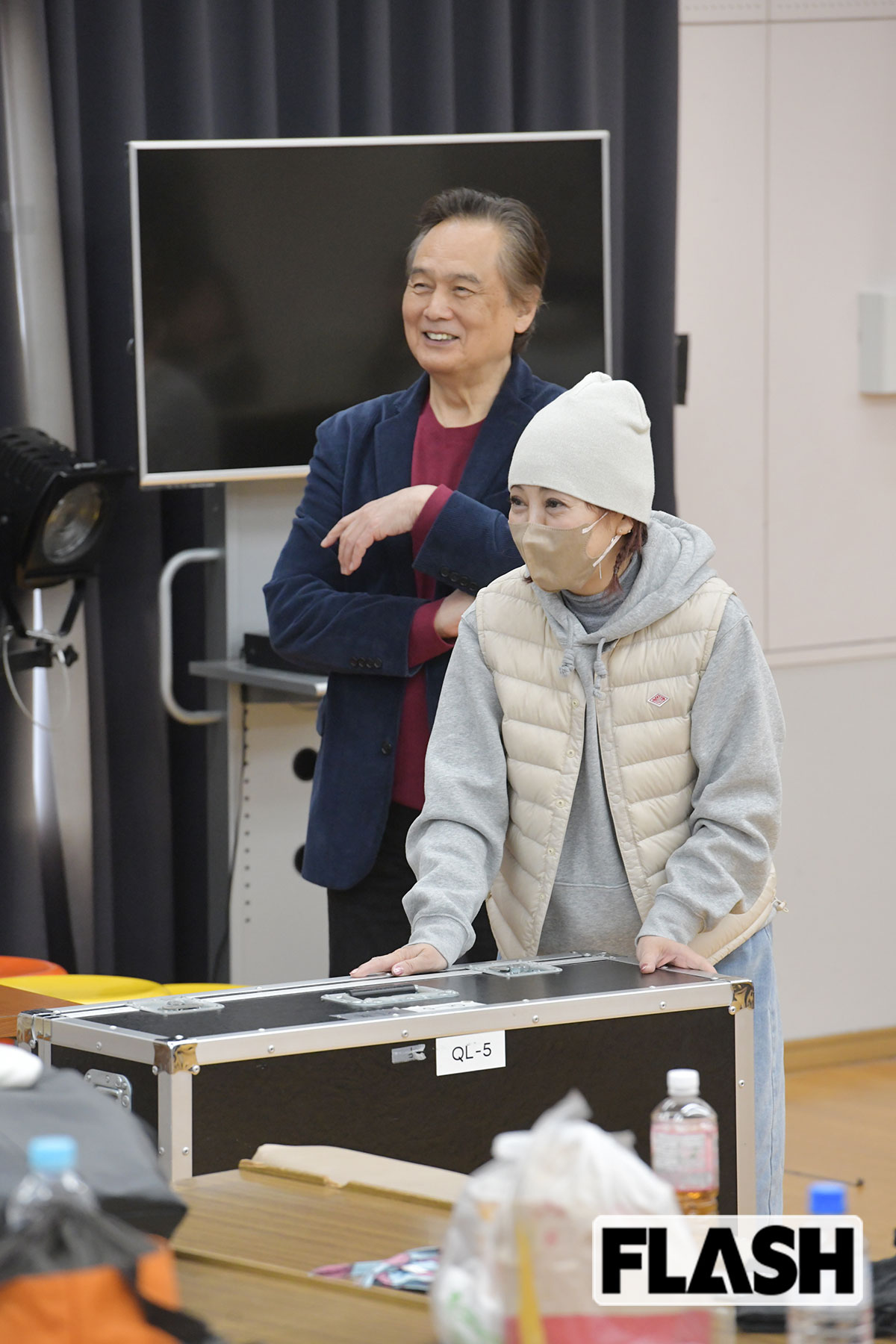 加納竜とともに講義を受け持ち、学外公演では衣装スタイリストを担当するのは、アイドル歌手として活躍した女優の芳本美代子教授だ（写真・馬詰雅浩）