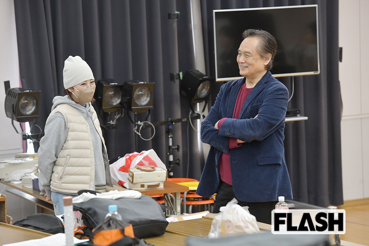 加納竜とともに講義を受け持ち、学外公演では衣装スタイリストを担当するのは、アイドル歌手として活躍した女優の芳本美代子教授だ（写真・馬詰雅浩）