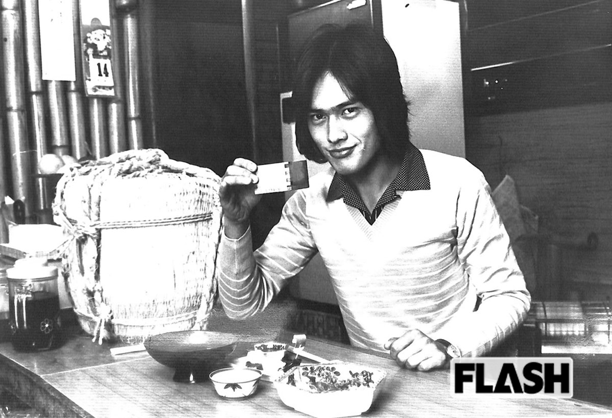 1975年、加納竜はアイドル歌手として『エロスの海』で歌手デビュー。雑誌「女性自身」に、新人賞候補の一人として登場した