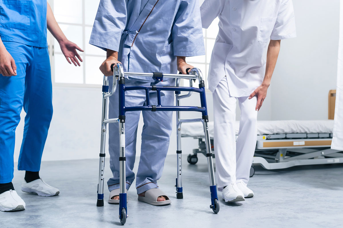 変形性膝関節症や股関節症が進む50代にとって、今回の制度変更は影響が大きい（イメージ・PIXTA）