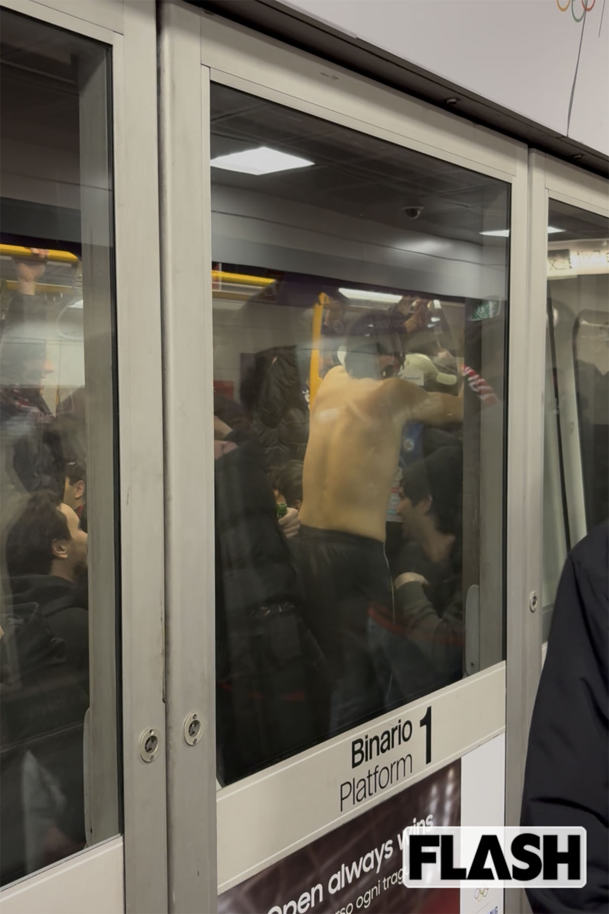 応援歌を歌う泥酔したACミランサポーターの姿が