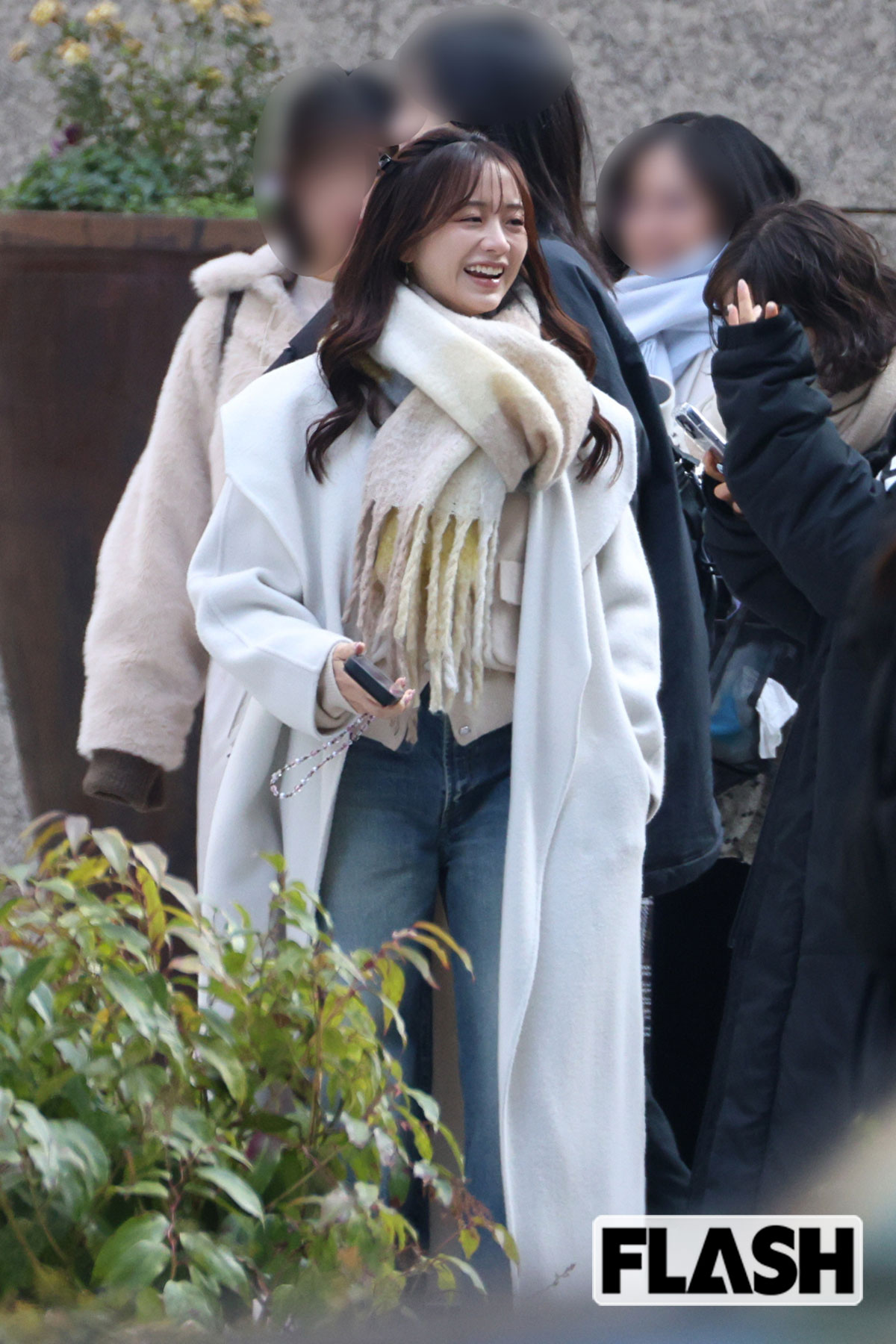 笑顔で雑談をする森香澄