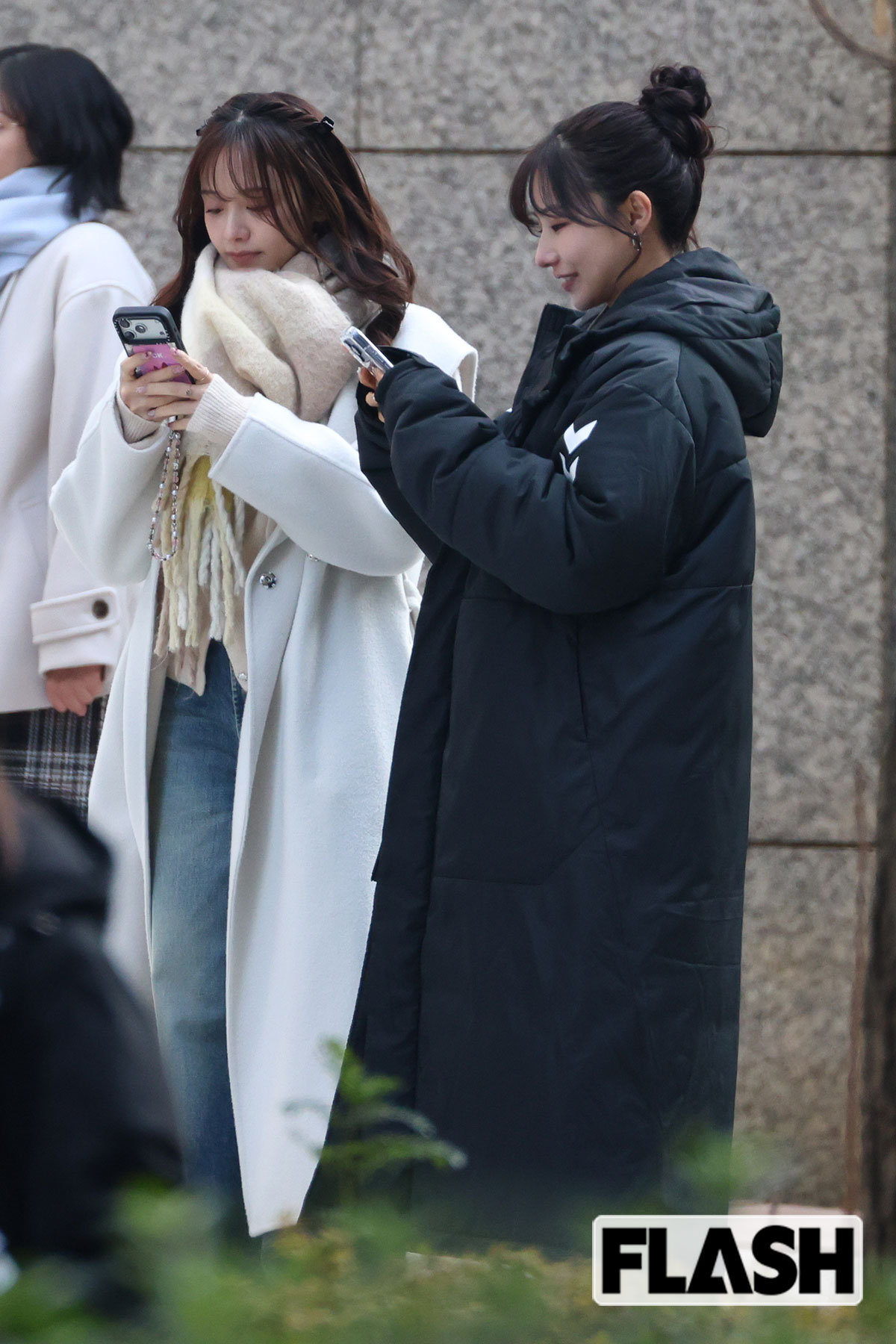 スマホを見つめる森香澄