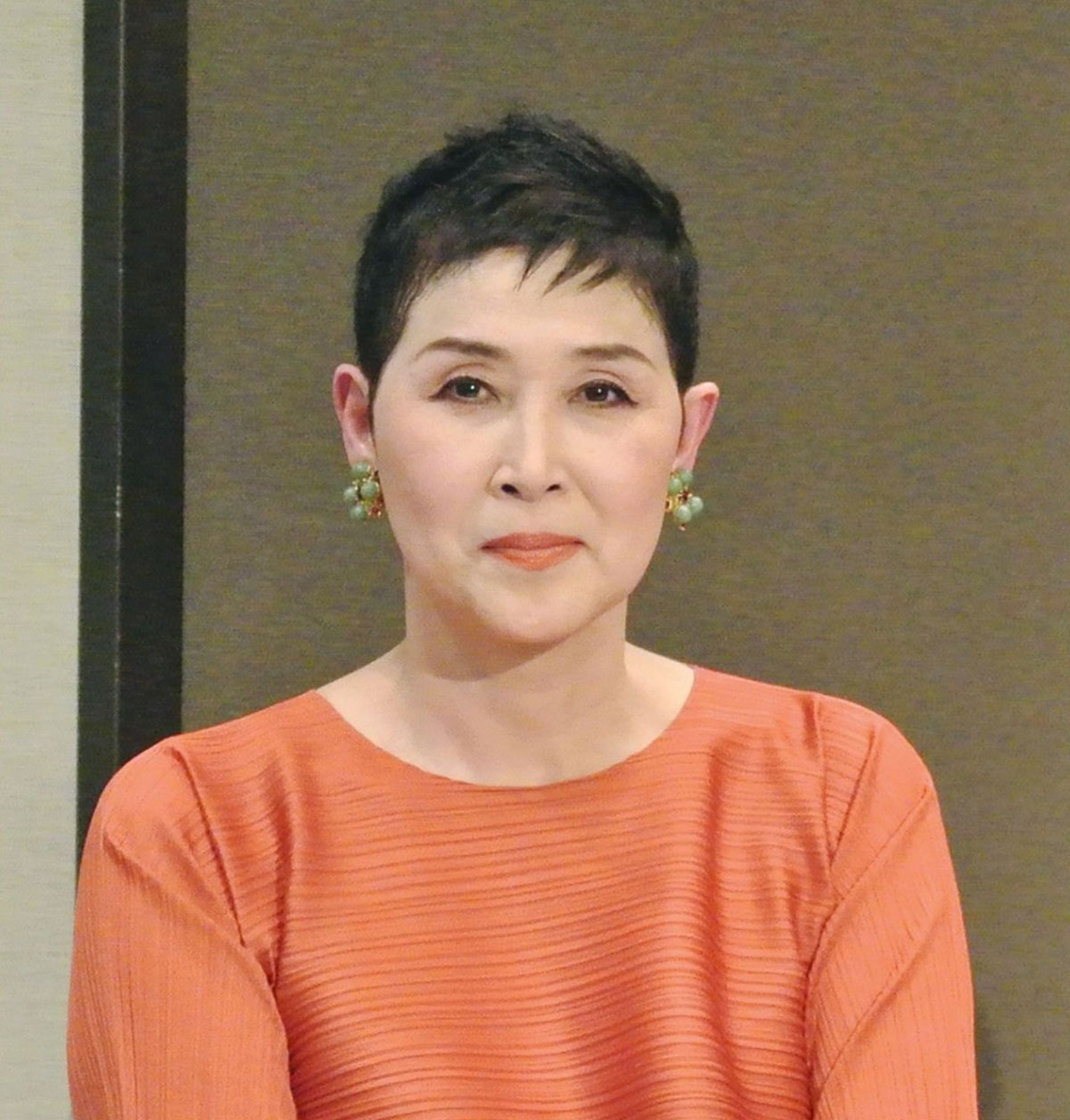 『スター誕生！』出演の往年のアイドルレスラーが「鉄オタ」に…ベリーショートに黒メガネの“激変”ぶりも話題