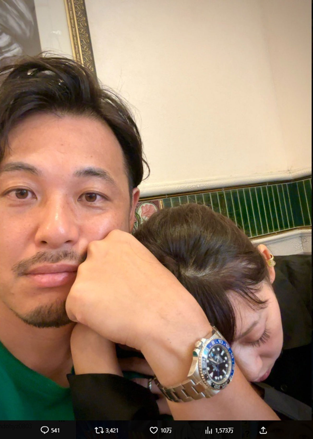 妻が寄りかかったまま寝てしまったことを報告するアルコ＆ピースの平子祐希（写真・本人のXより）