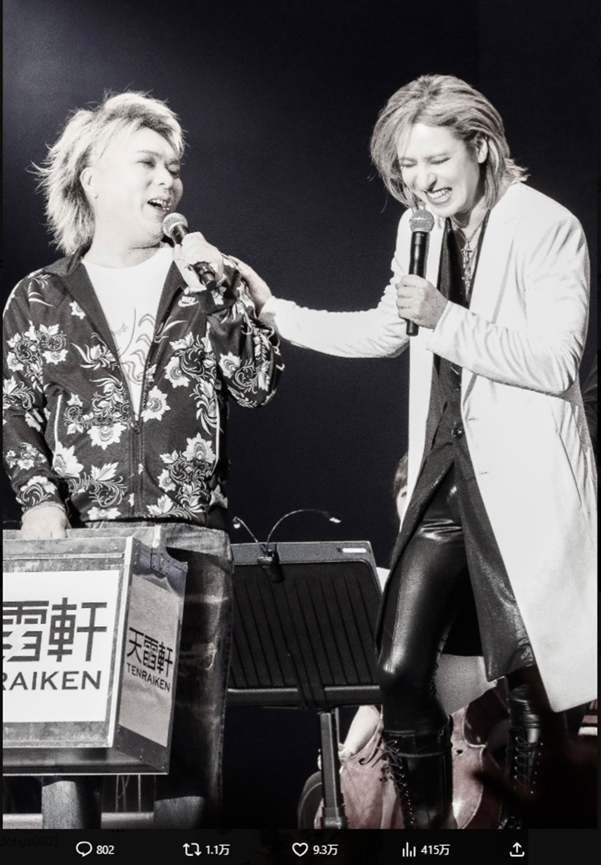 ステージ上で笑い合うYOSHIKIと真矢（写真・本人のXより）