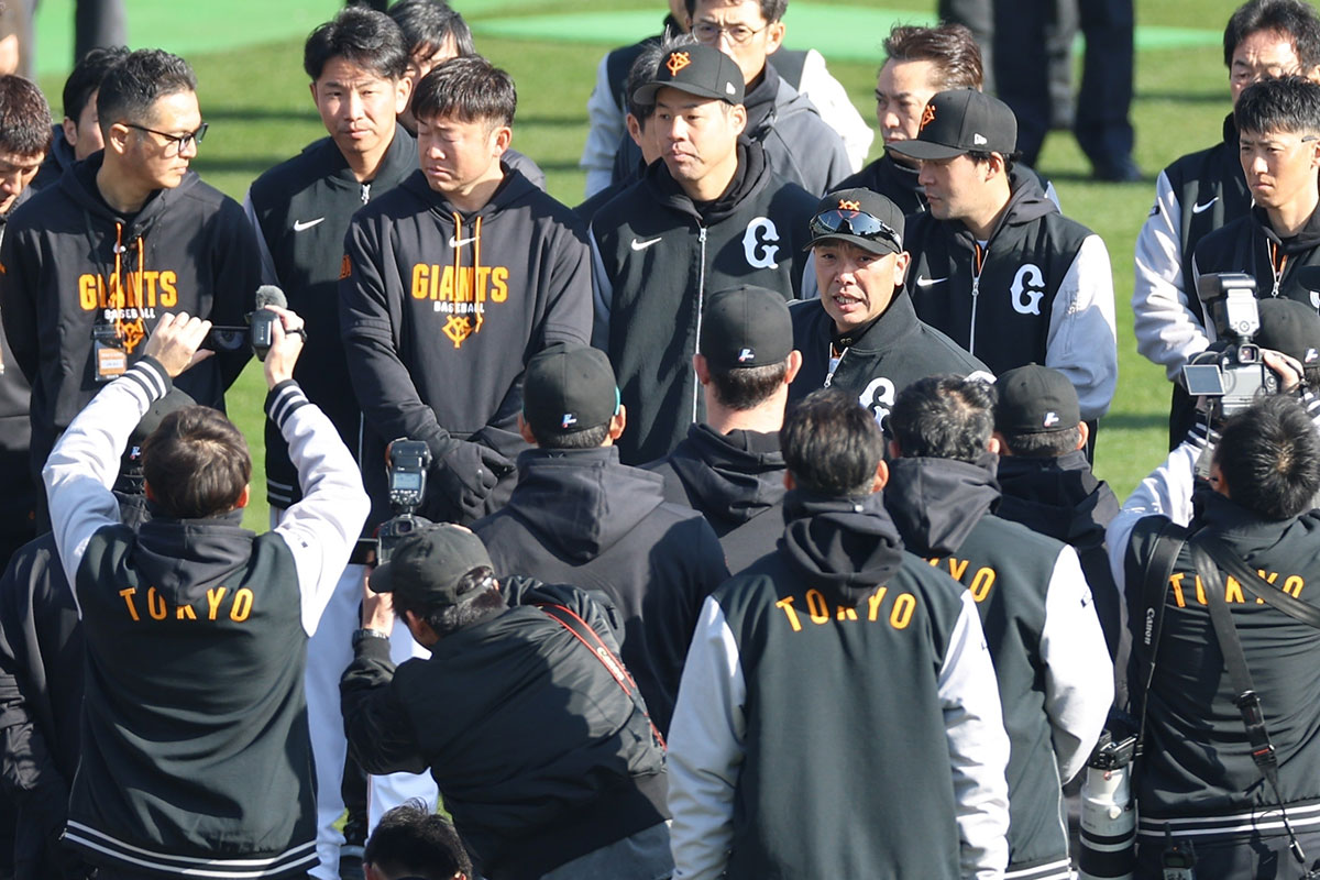 2月1日、宮崎キャンプの初日に訓辞を垂れる阿部慎之助監督。現場は緊張感が漂っているという