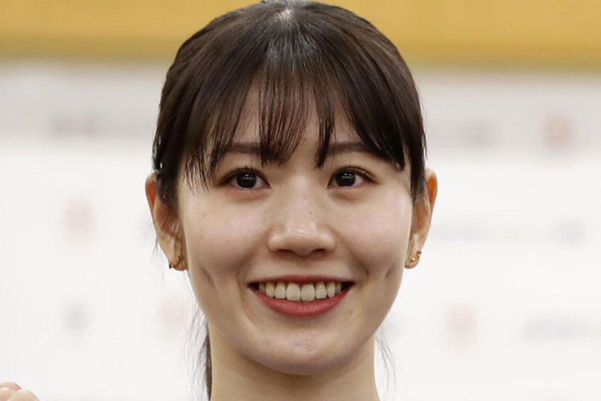 バドミントン・志田千陽　“激変”スーツ姿の送別会ショットに「アイドルかと…