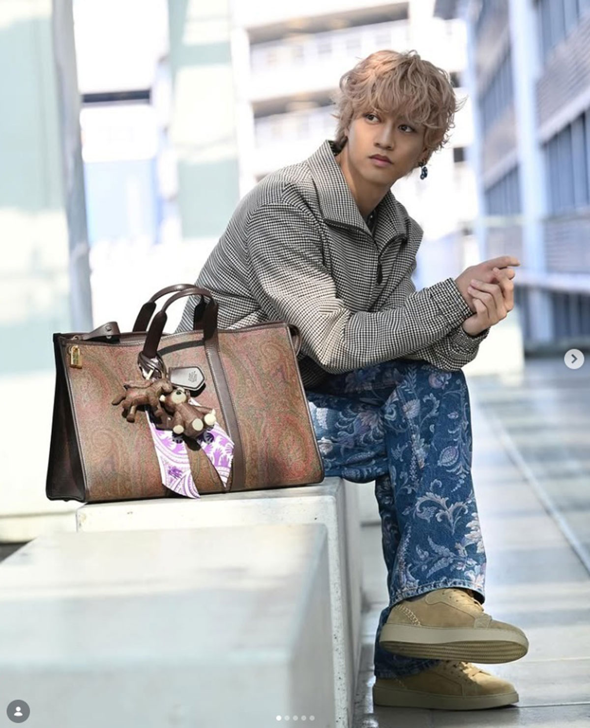 髙橋海人が投稿した衝撃の “垢抜けビジュ”。エトロのコレクションに参加したようだ（写真・本人Instagramより）