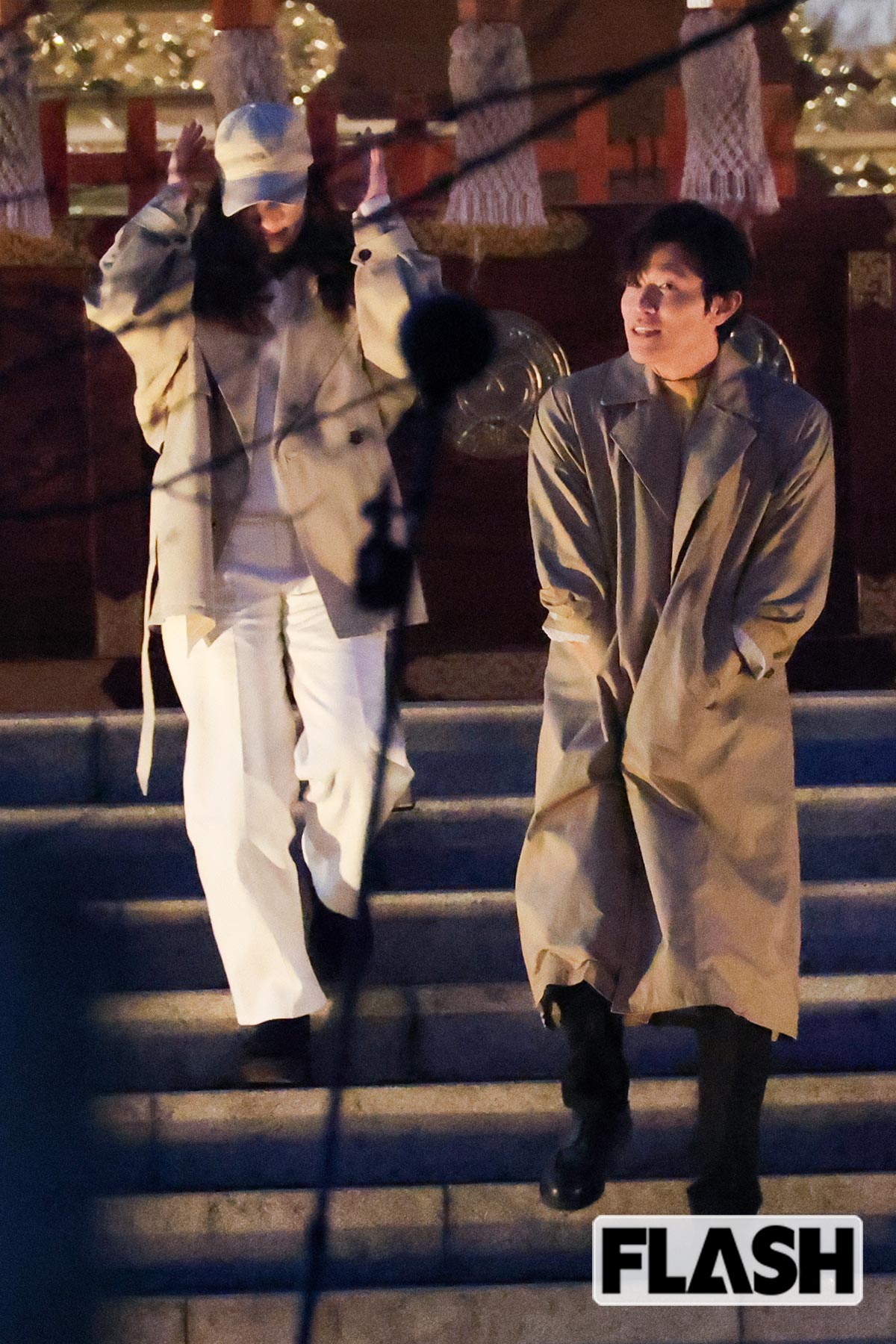 新宿・花園神社で『シティーハンター』のロケをする鈴木亮平と黒木メイサ。コートに両手を突っ込み、鈴木の下半身が“もっこり”している