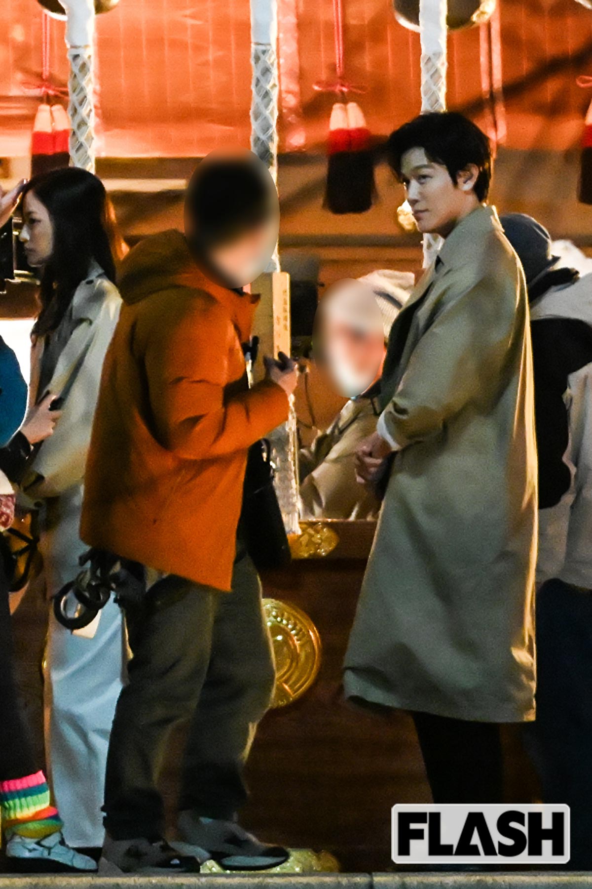 ロケの前に入念な打合せをする鈴木亮平と黒木メイサ