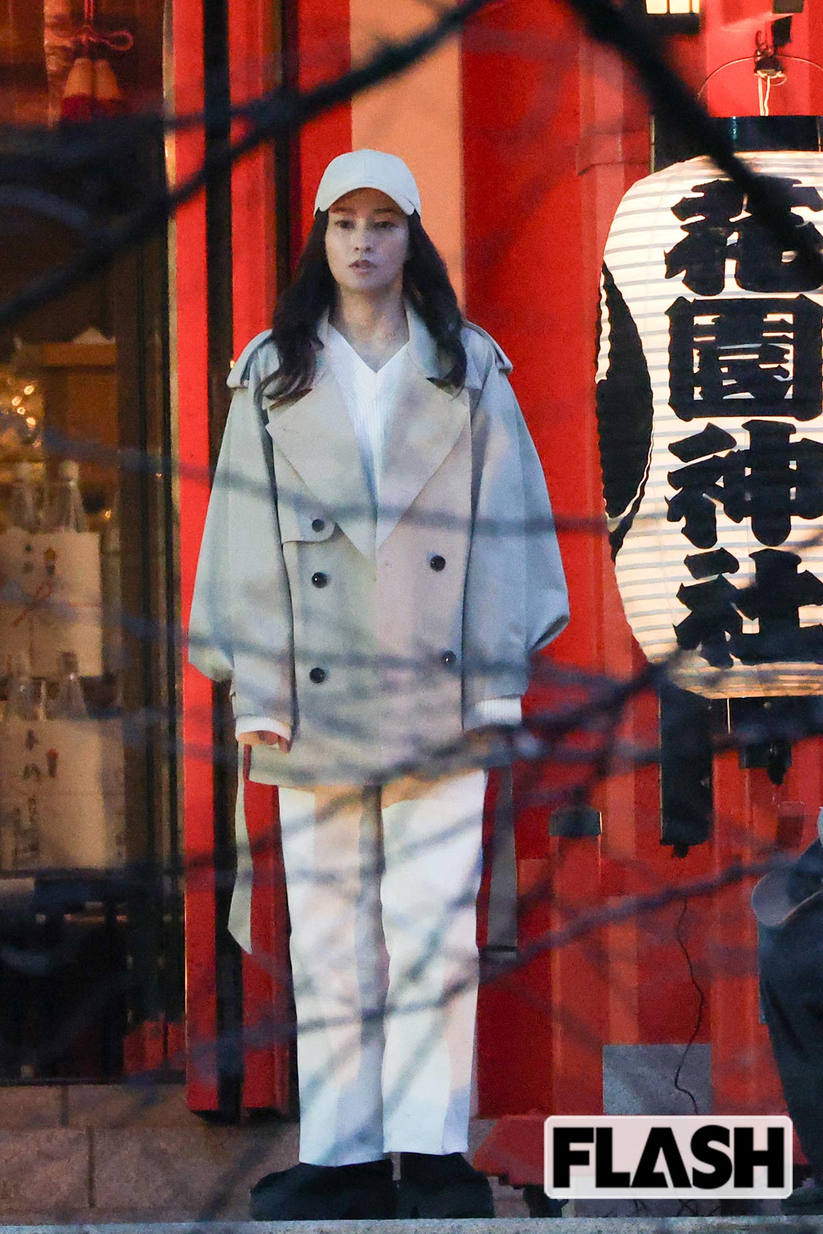 全身ホワイトトーンでまとめた衣装を着る黒木メイサ