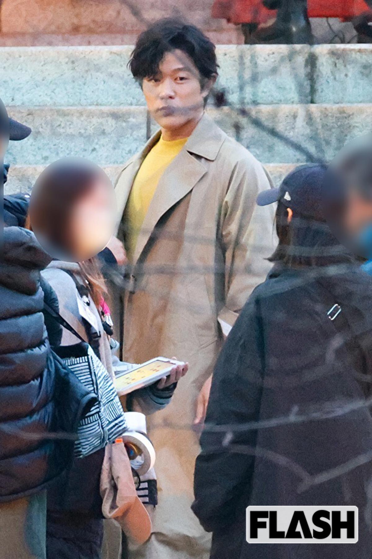 鈴木亮平・大人気主演映画『シティーハンター』第2弾ロケ姿目撃！　ドラマ共演中の“妻”に見せた“もっこり”