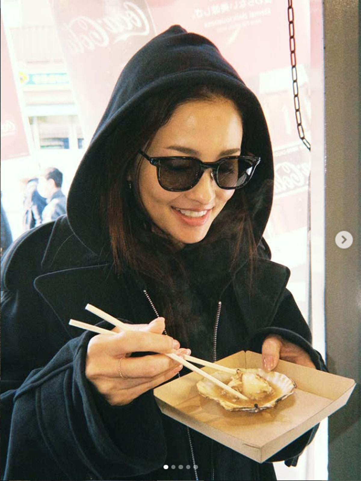 黒木メイサの食事風景。箸がクロスしてしまう「クロス箸」についての指摘があがった（写真・『Meisa Kuroki 黒木メイサ』のInstagram「meisa_kuroki_」より）