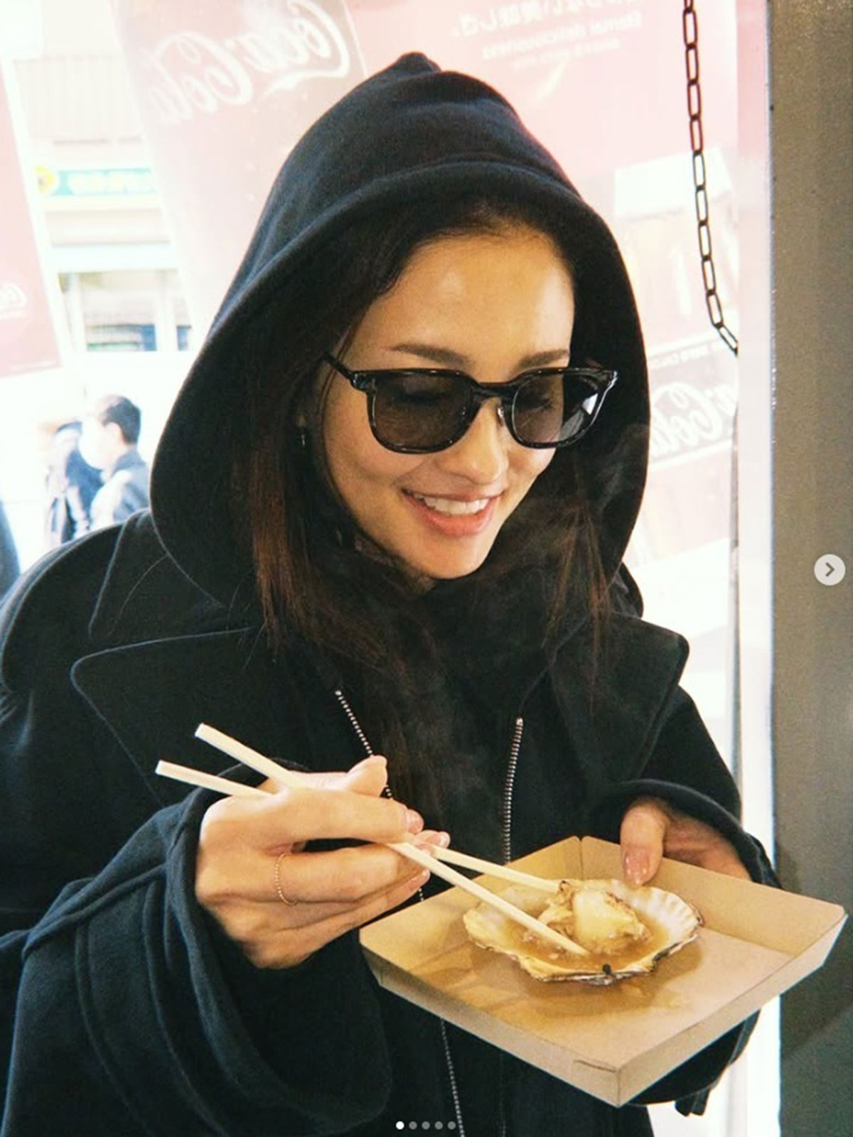 黒木メイサがアップした食事風景。箸がクロスしてしまっている（写真・本人Instagramより）