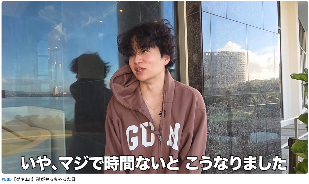 グアムのホテルで朝の集合時間に遅れた菊池風磨。髪はボサボサで裸にパーカーという慌てたスタイルだ（写真・YouTubeチャンネル「よにのちゃんねる」より）