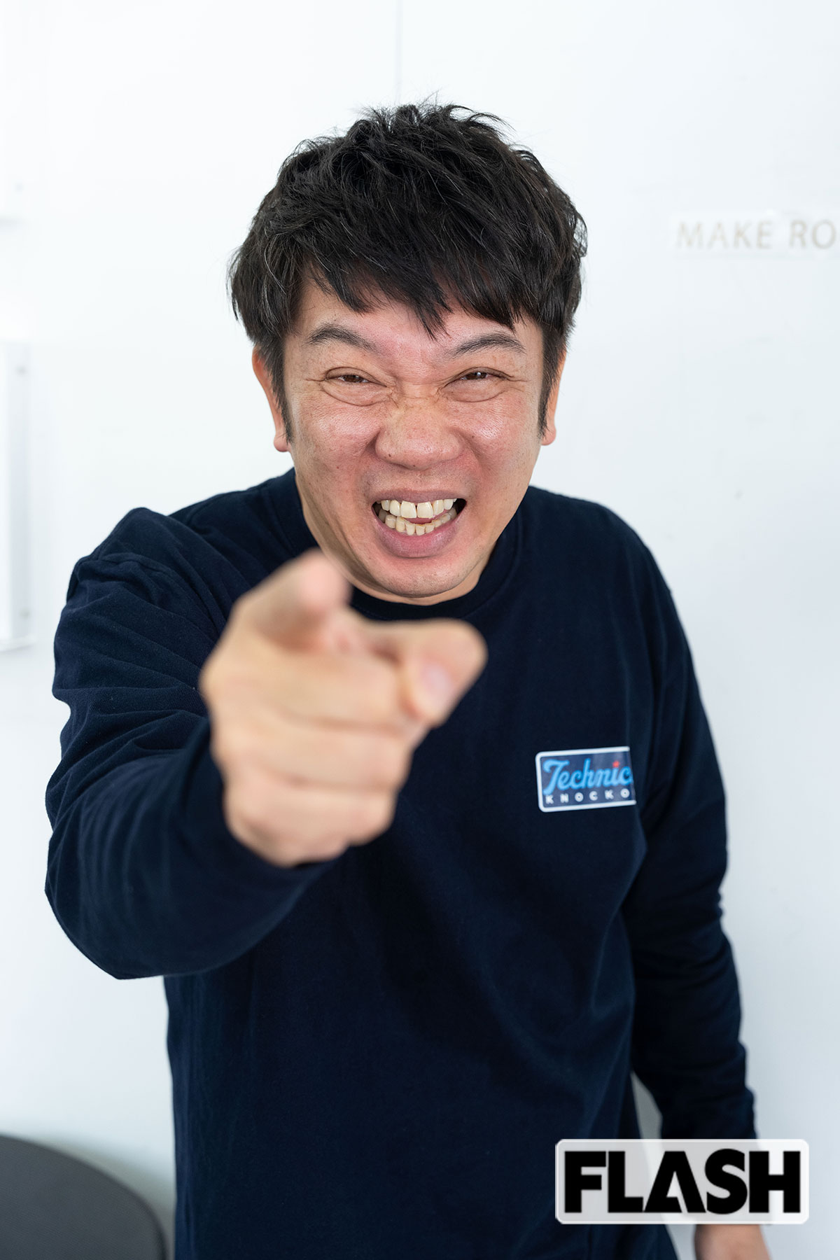 タイに移住した木下について語る木本武宏（写真・福田ヨシツグ）