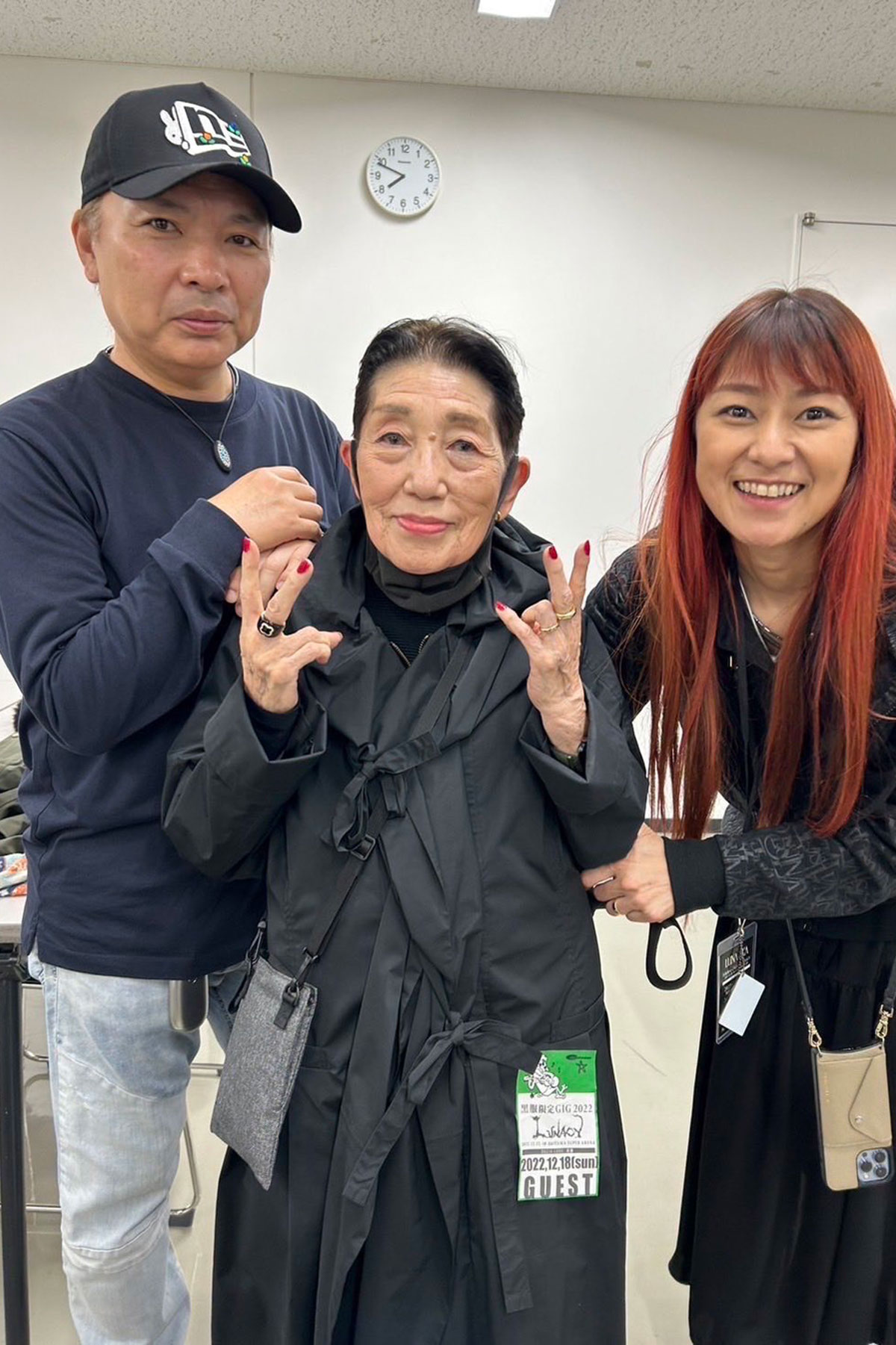 2022年11月のLUNA SEAのライブ「黒服限定GIG 2022 LUNACY」の際に撮影された写真。いつもは楽屋に姿を見せることがない石黒彩がこの日は真矢に付き添っており、「よっぽど夫婦仲がいいのね」と茶化しても、2人とも反応が薄かったという（東海林さん提供）