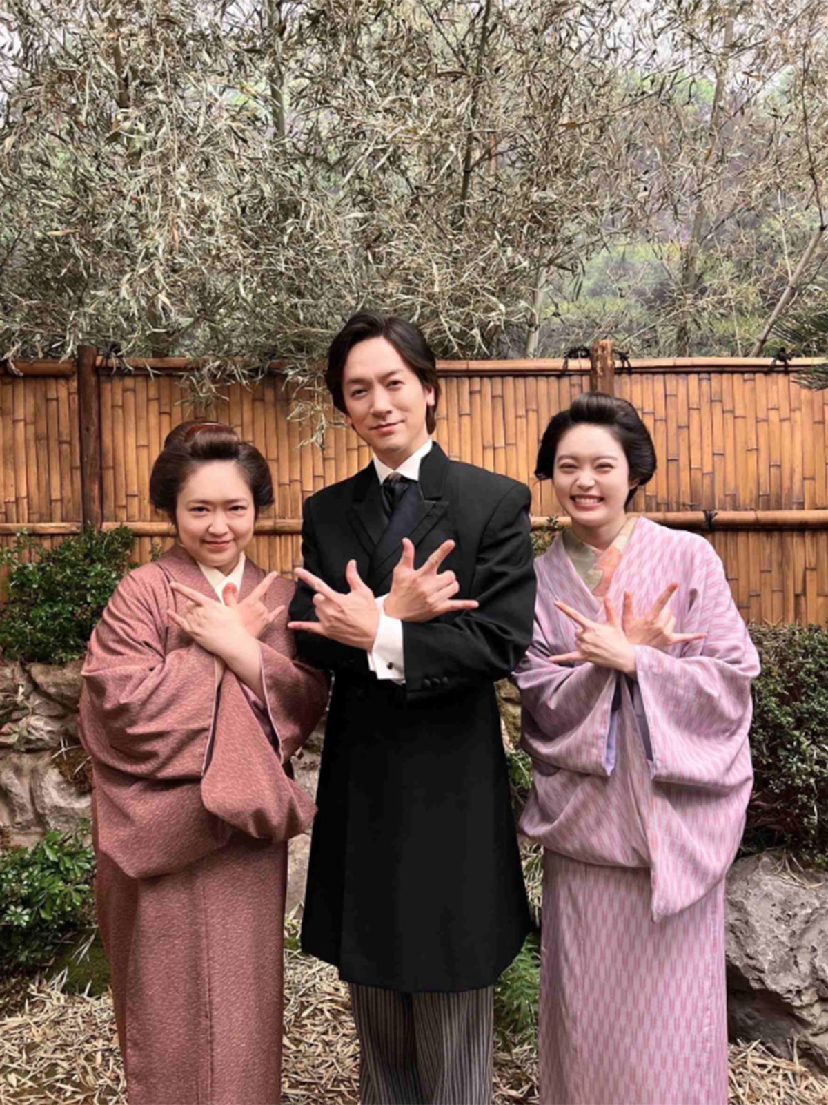 DAIGOのXより。NHK朝の連続テレビ小説『ばけばけ』でヒロインを演じる髙石あかりらとともに、定番のウィッシュポーズを