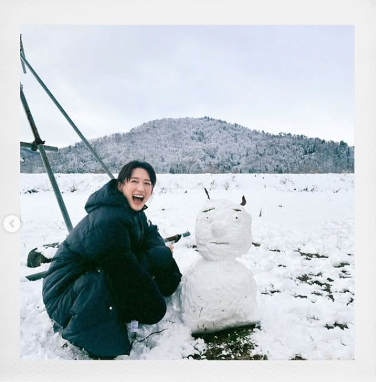 綾瀬はるかのInstagramスタッフアカウントより。綾瀬が作ったとみられる大きな雪だるまのヘンテコな表情に、ファンから「癒されます」との声が多数寄せられた