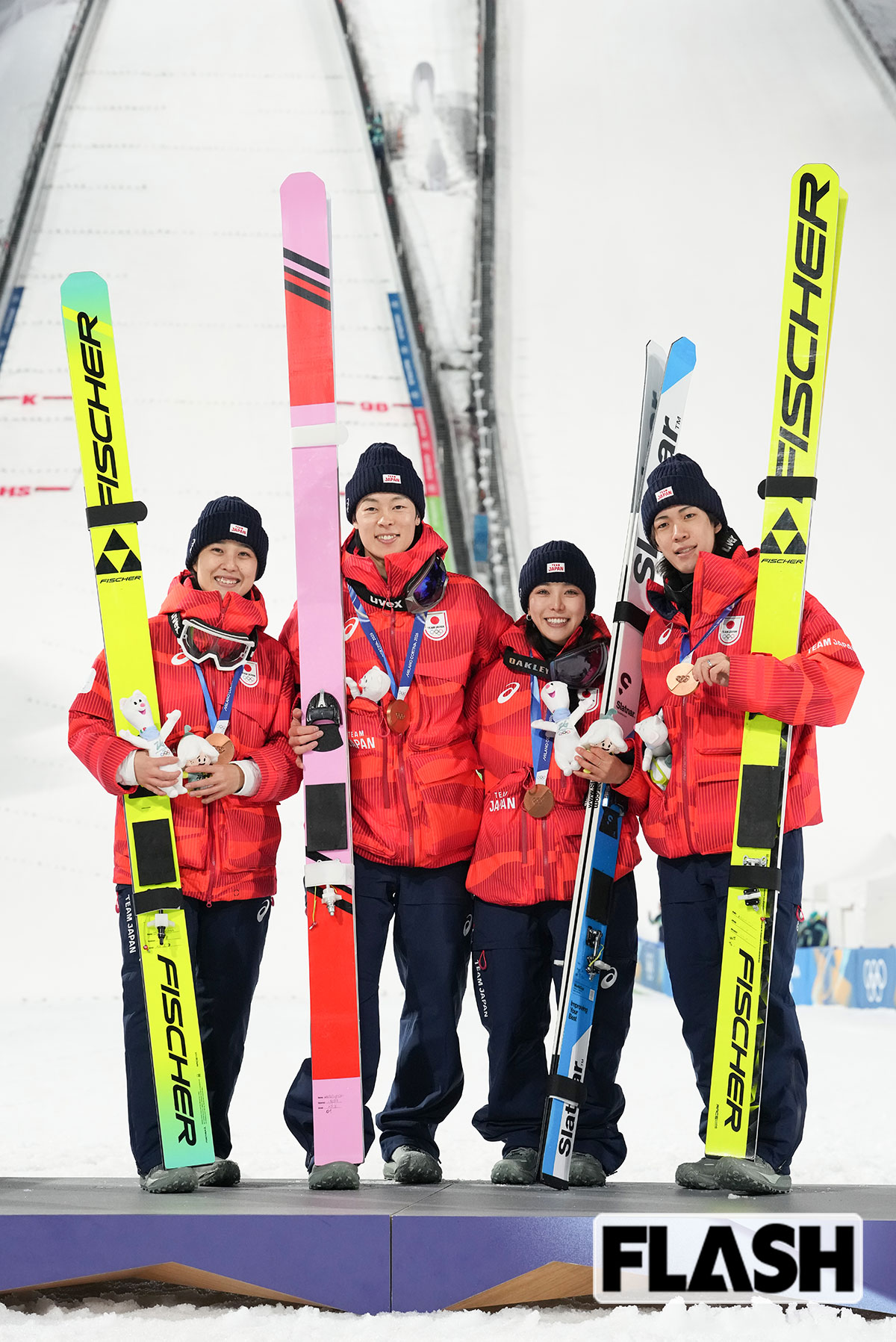 スキージャンプ男女混合団体で、初の銅メダルを獲得した日本代表。高梨（右から2人め）は、前回の北京五輪のリベンジを見事果たした（写真・JMPA）