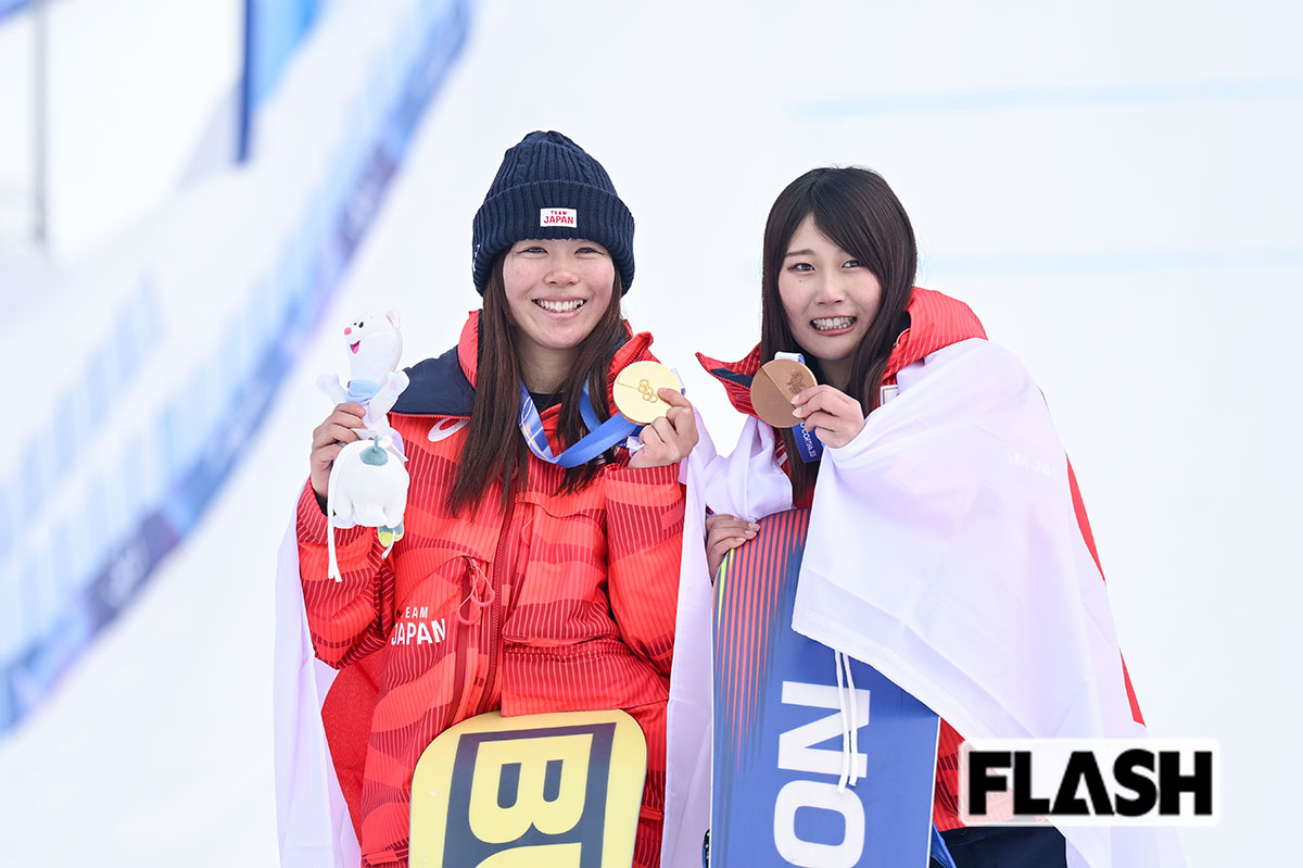 深田（左）はスロープスタイルで金メダルを獲得し、今回13位にランクイン。名伯楽・佐藤康弘コーチとの師弟関係でも注目された。右は銅メダルの村瀬（写真・JMPA）