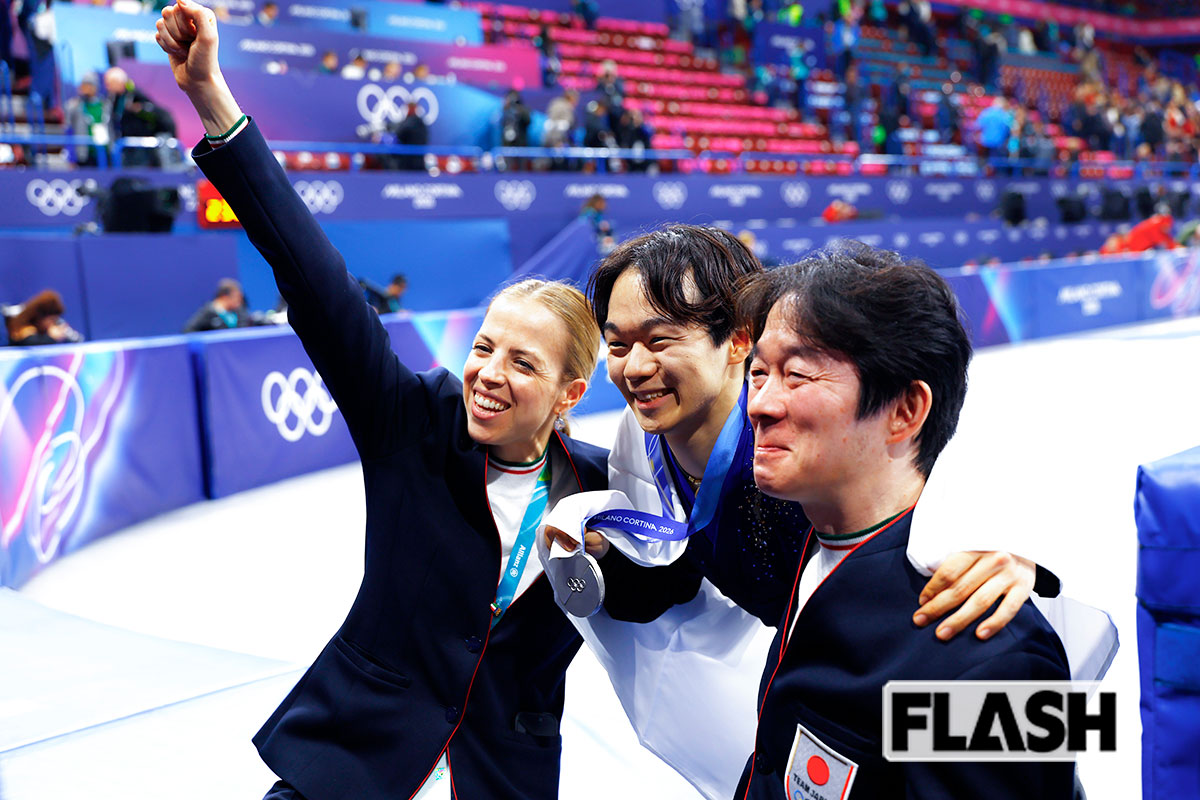 多くのファンから「髪型も一緒であまりにも似ている」と評判だった鍵山親子。左は美貌健在のコストナーコーチ（写真・JMPA）