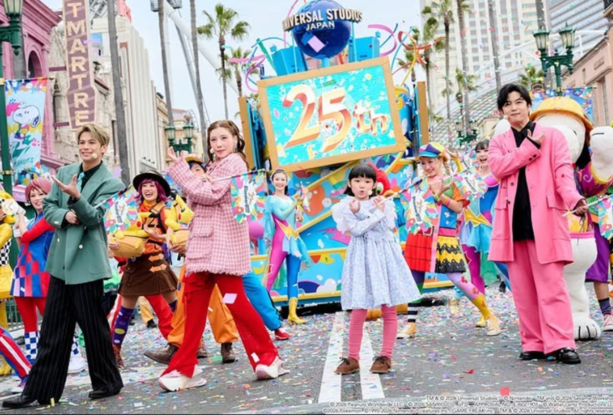 ド派手なピンクのスーツを着て踊る千葉雄大。衝撃の“ふっくら化”にファンから驚く声がよせられた（写真・USJの公式Instagramより）