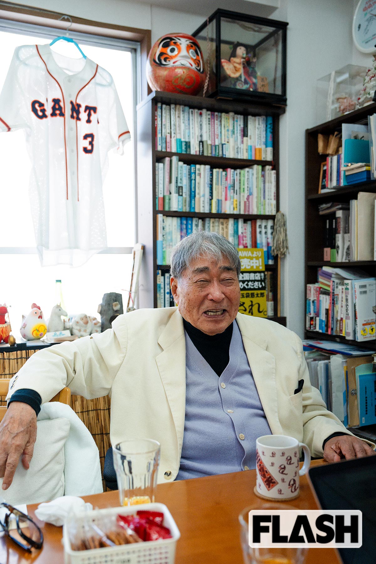 事務所でインタビューに応じる毒蝮三太夫（写真・野澤亘伸）