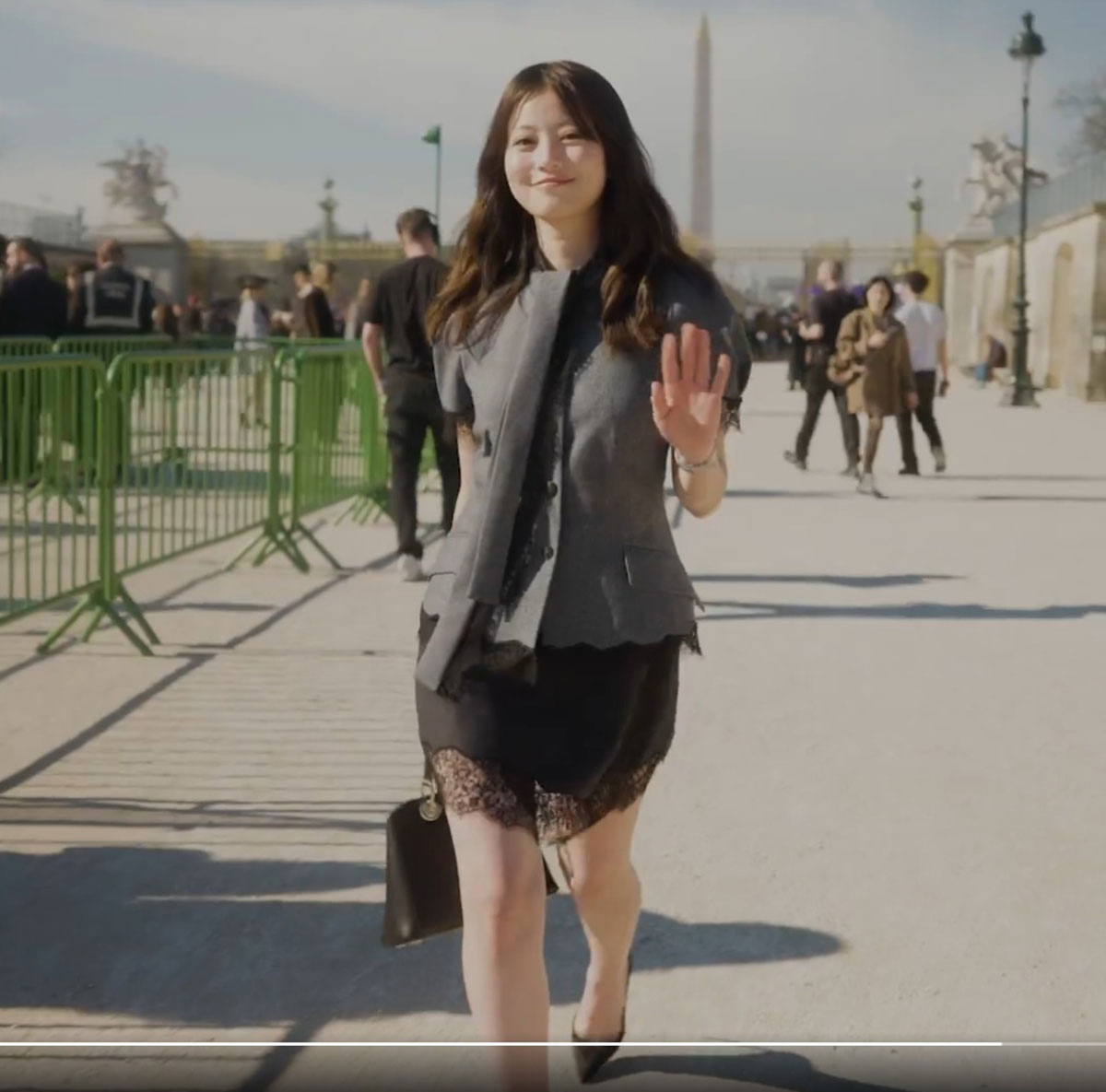 パリでおこなわれたDIORのショーに参加した今田美桜。美しいレースのスカートを穿きこなした（写真・Dior Japan公式Xより）