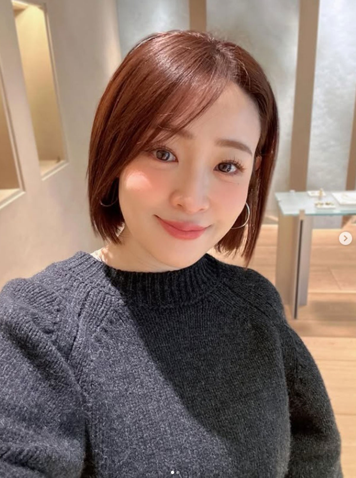 ショートボブにした大沢あかね。垢抜けたビジュアルに絶賛の声が寄せられている（写真・本人Instagramより）