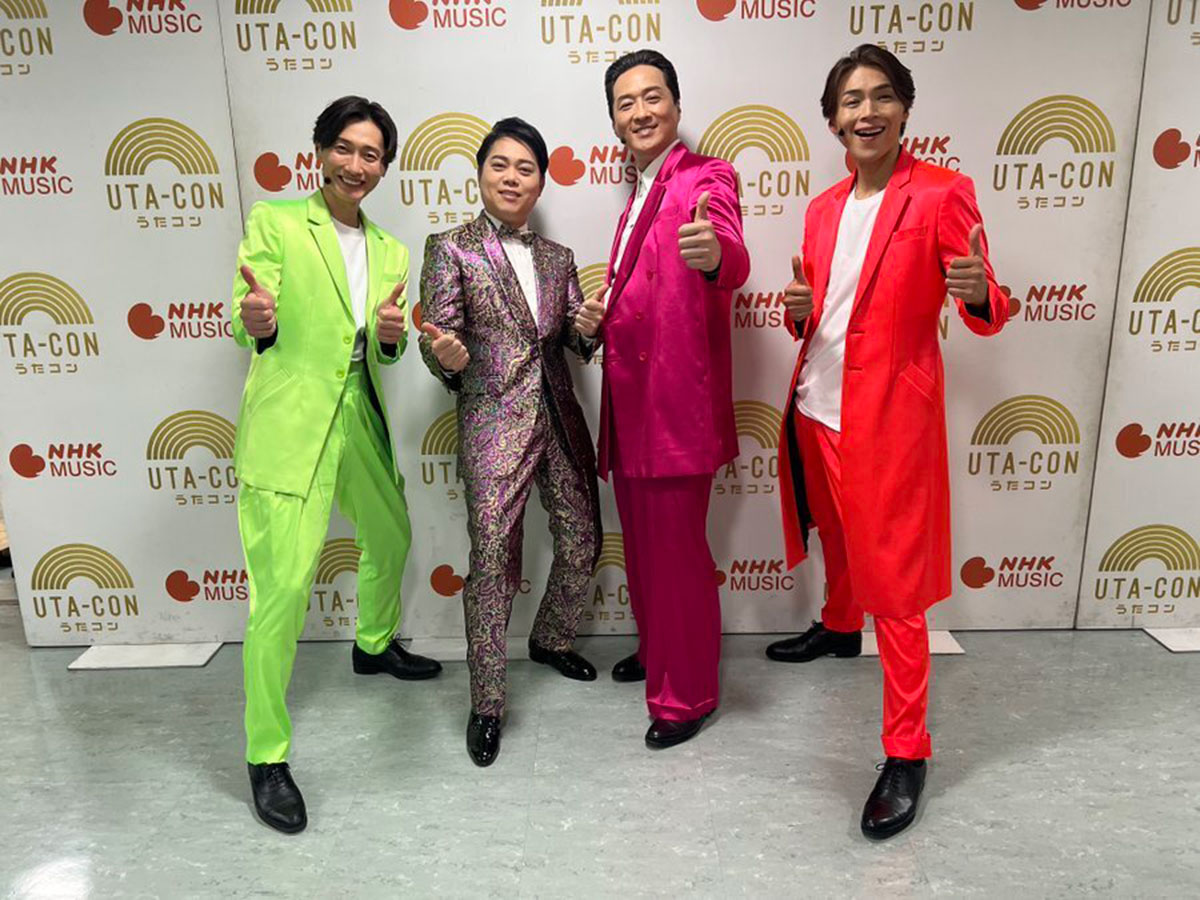 所属レコード会社「日本クラウン」のXより。オールバック姿の酒井（中央右）に「誰！？」と驚きの声が相次いだ