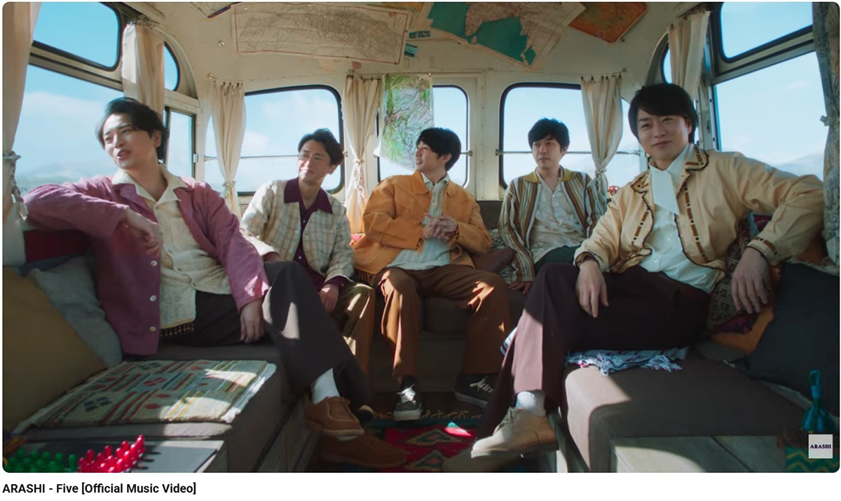 嵐が発表したニューシングル『Five』のMV。バス車内で二宮和也はせつない表情を浮かべている（写真・嵐公式YouTubeチャンネルより）