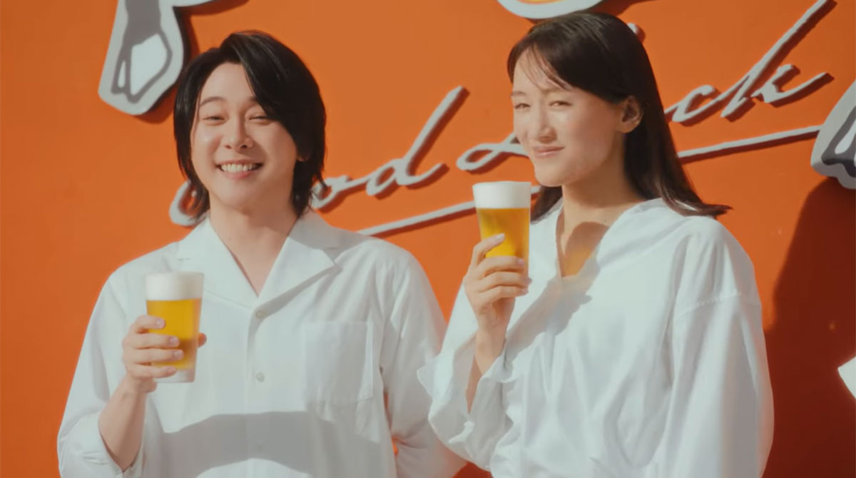 キリンビールのYouTubeチャンネルより。イベントでは、Mrs. GREEN APPLEの大森元貴に「あざとタッチ」して現場をざわつかせた