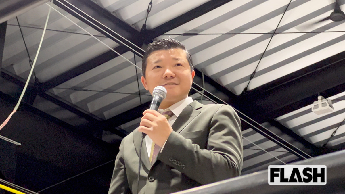 びしっとしたスーツで決めた亀田大毅氏。現在はボクシングジムの会長として成功を収めている