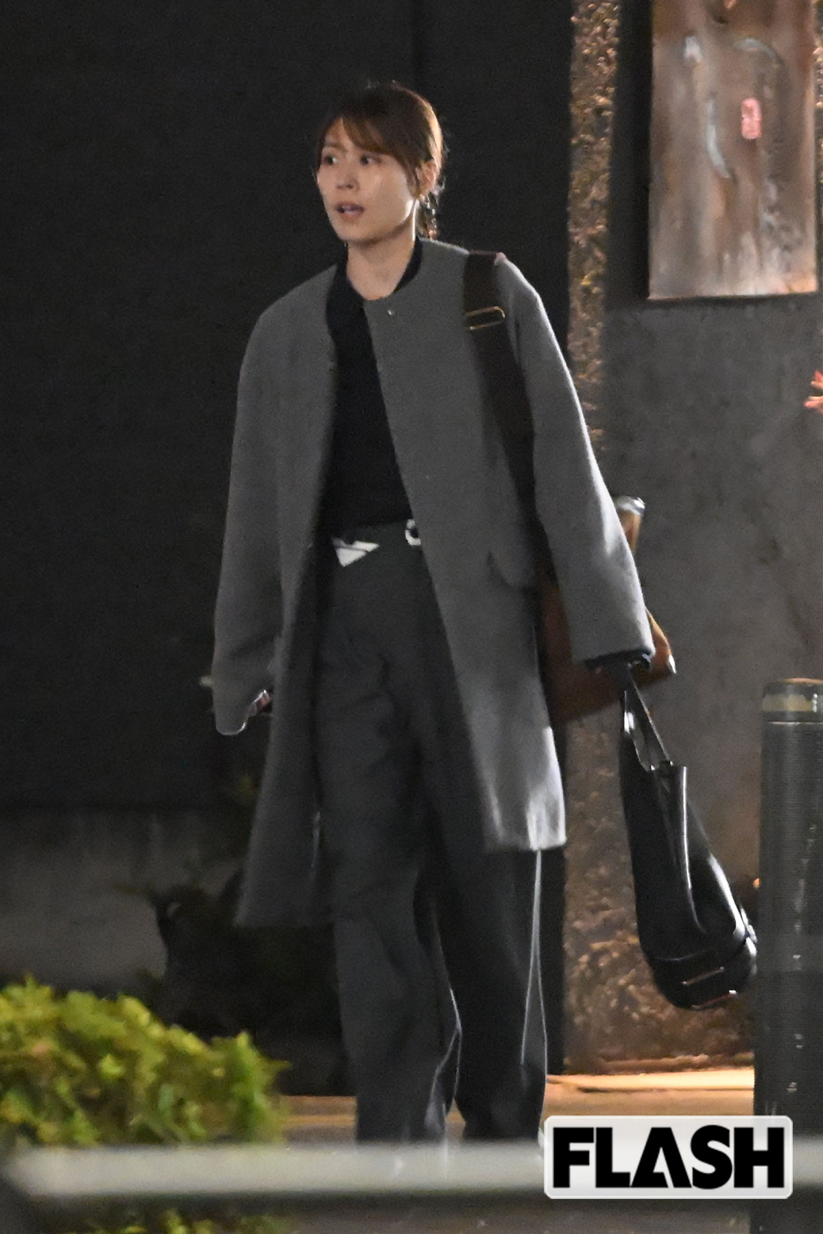 路上で女性と口論をするシーンを撮影していた有村架純。さすがの迫力だ