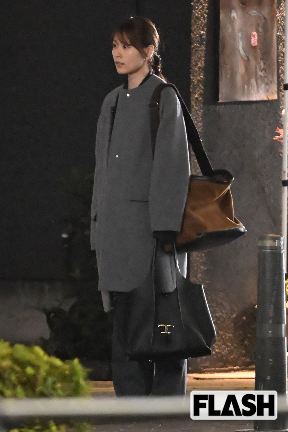 オフィス街らしいシックな格好をした有村架純