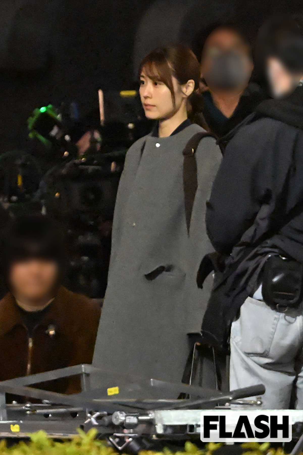 有村が左手に抱えるのはTOD’Sの約30万円のバッグだ